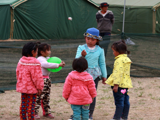 地震安置区的快乐帐篷学校（二）