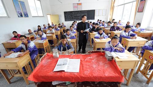 西藏林芝八一中学福建援藏教师张敏戴着呼吸机准备午休(7月15日摄)。