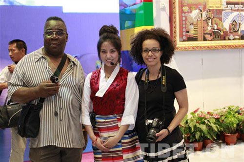 琼达和外国游客的合影