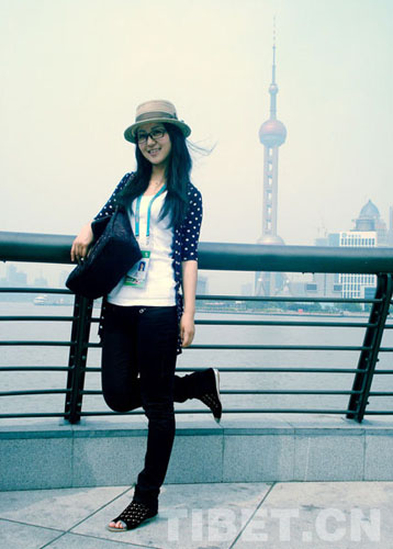 玉珍在东方明珠前