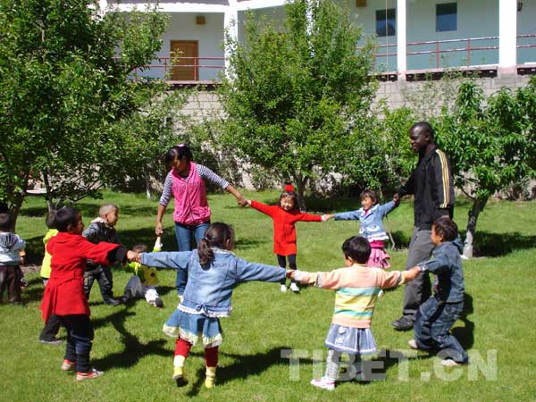 来自法国的志愿者与岗旋幼儿园孩子们互动