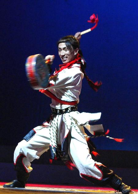 江村表演《阿布鼓》在第三届全区舞蹈大赛中获得表演金奖 江村表演《阿布鼓》在第三届全区舞蹈大赛中获得表演金奖